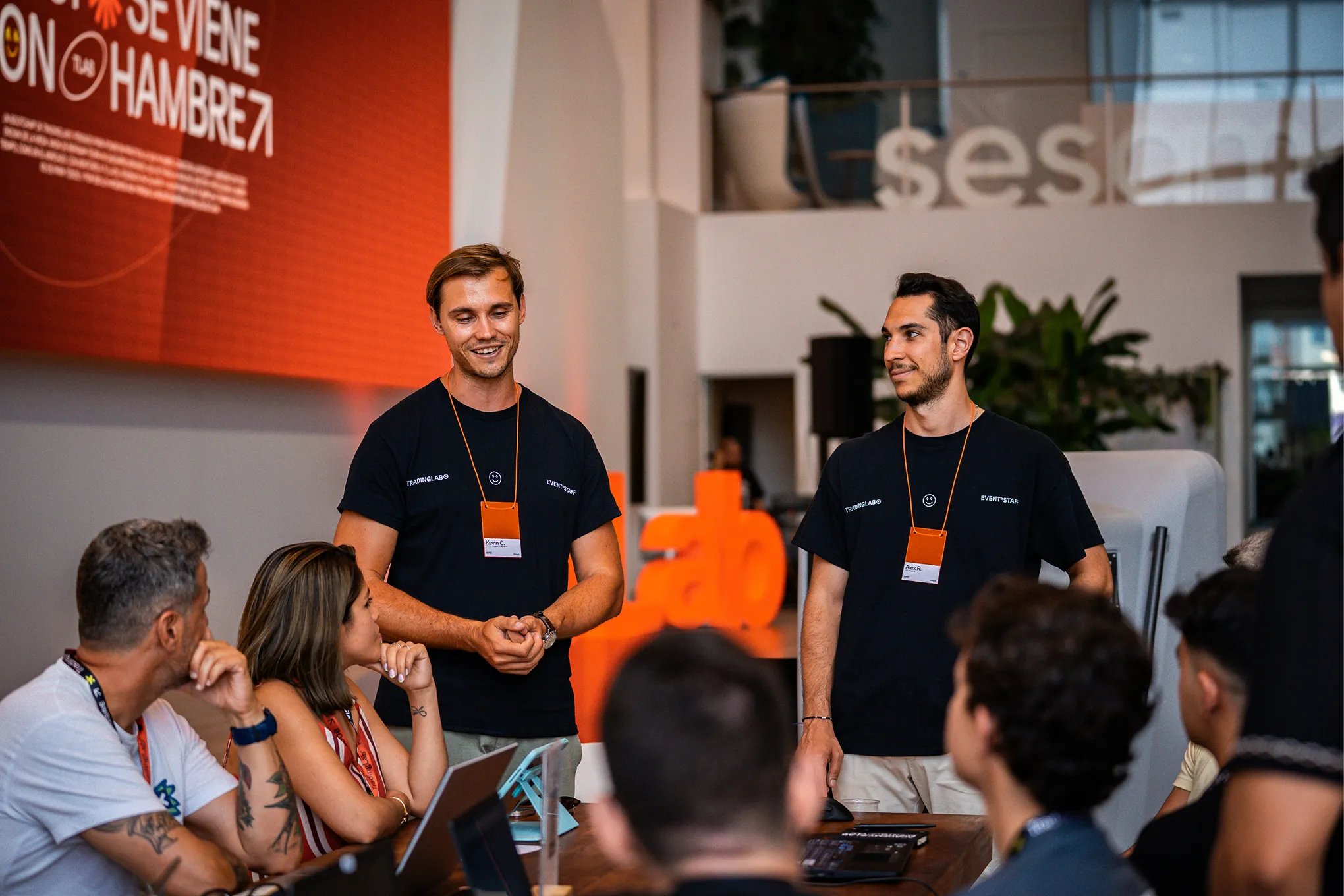 Mentor explicando a alumnos